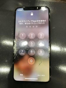 画面の左右がバキバキになったアイホンXS