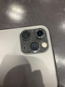 iPhone11Proアウトカメラレンズ交換割れたレンズを外した状態