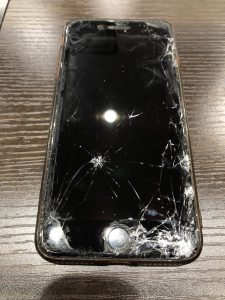 保護ガラスの下で割れてしまったiPhone８画面
