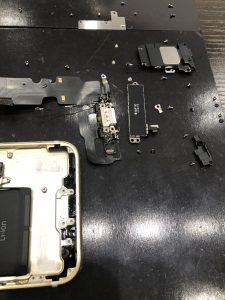 iPhone７充電部分交換修理