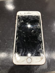 スマホのガラスコーティングbefore　長年割れたままのボロボロの保護ガラスで使用されているiPhone