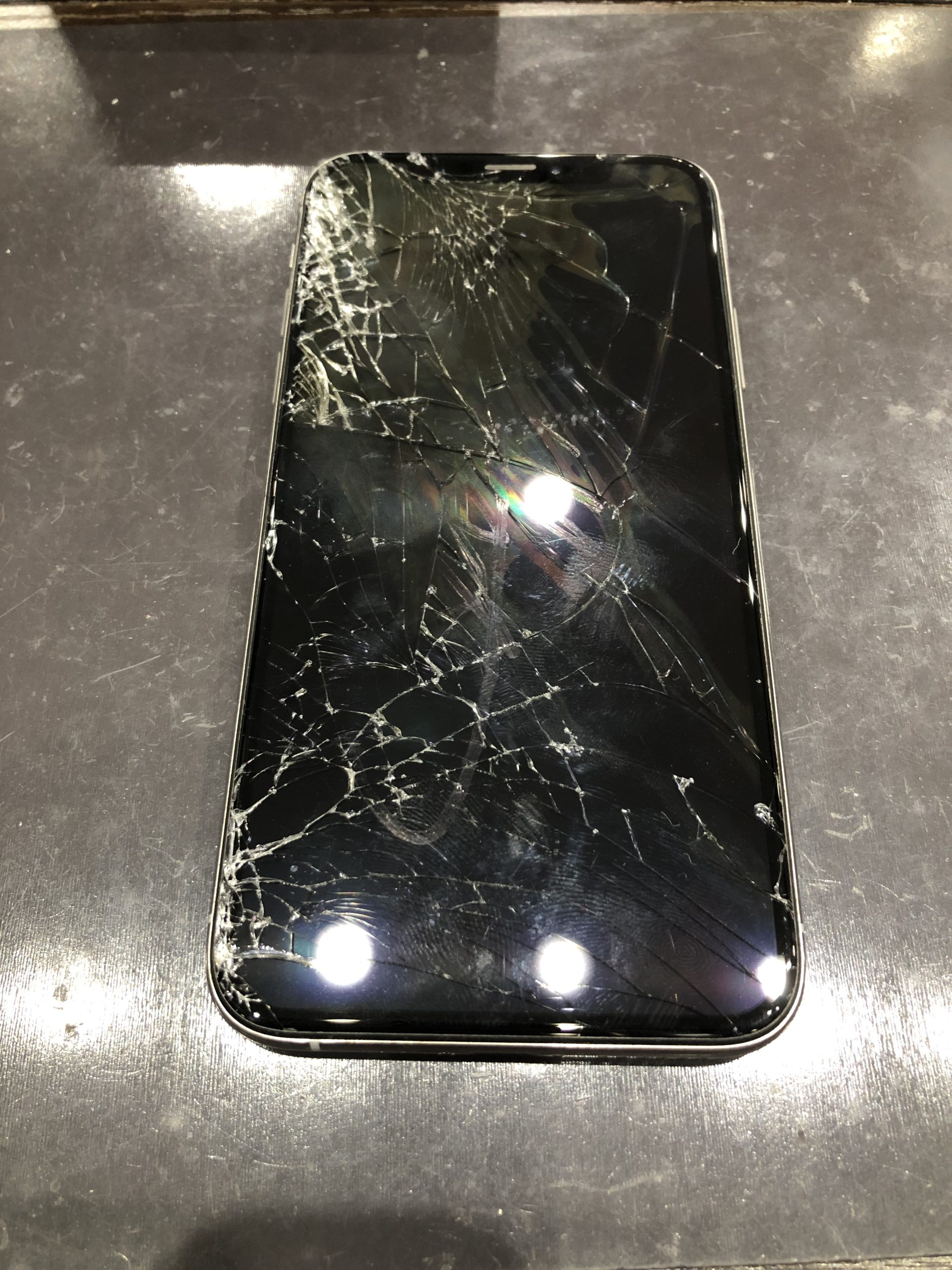 確認用　割れています。 スマホの画面が割れたままではとても危険なんです!! 東員・菰野